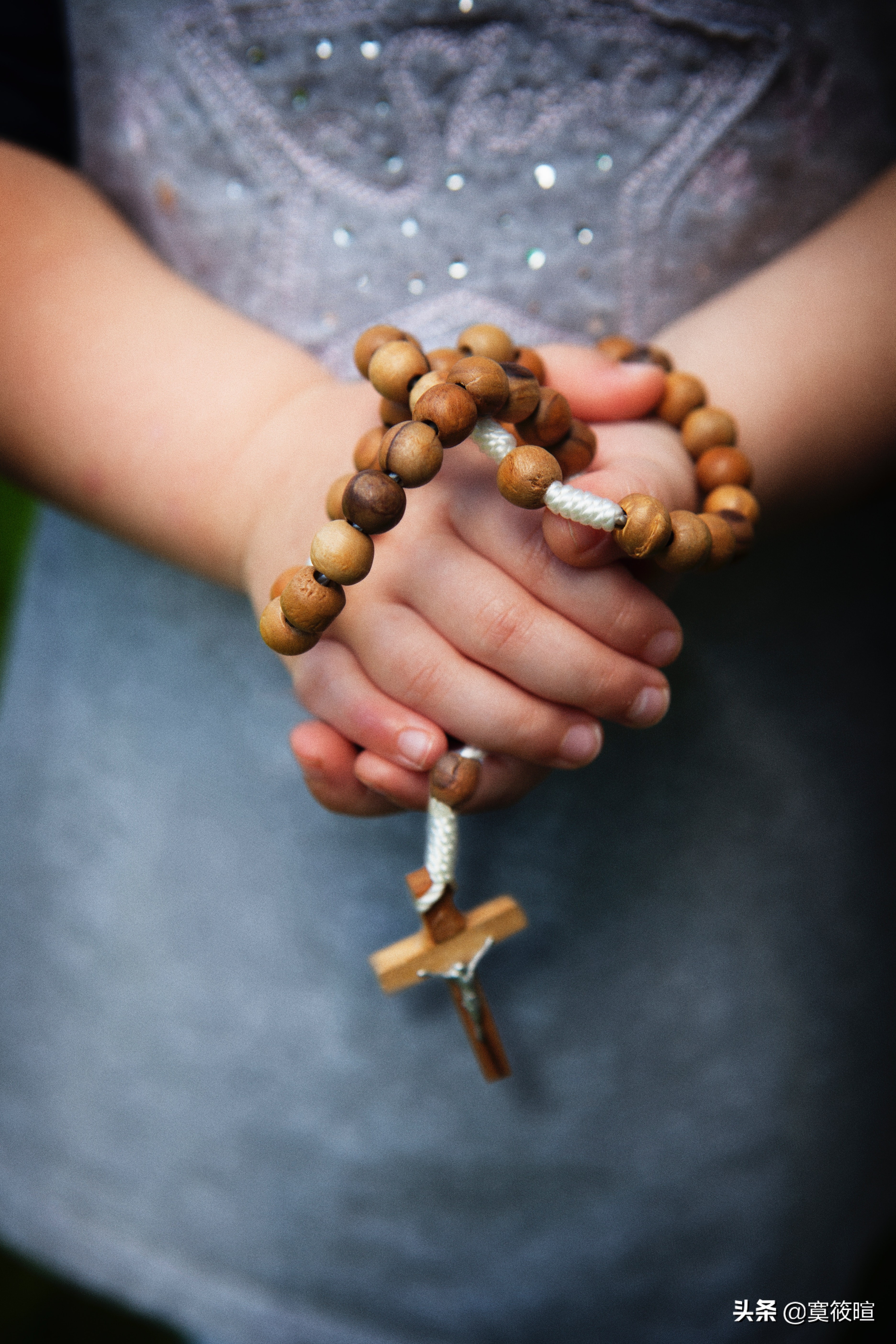 为什么把手伸进米里，会觉得特别爽？为什么捏气泡膜也是？