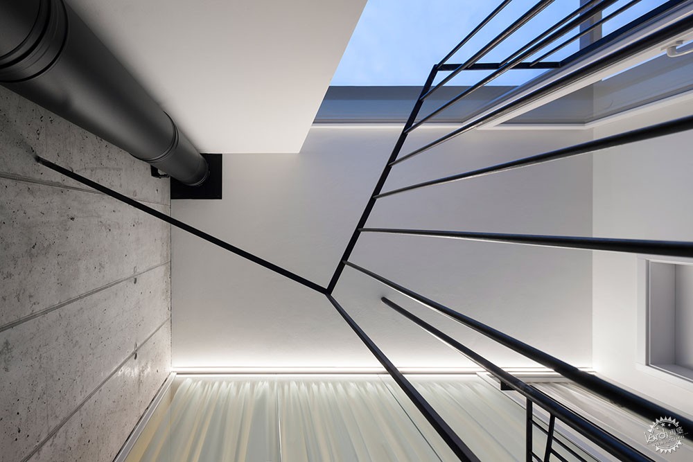 将“竖直”与“水平”完美组合的度假小屋