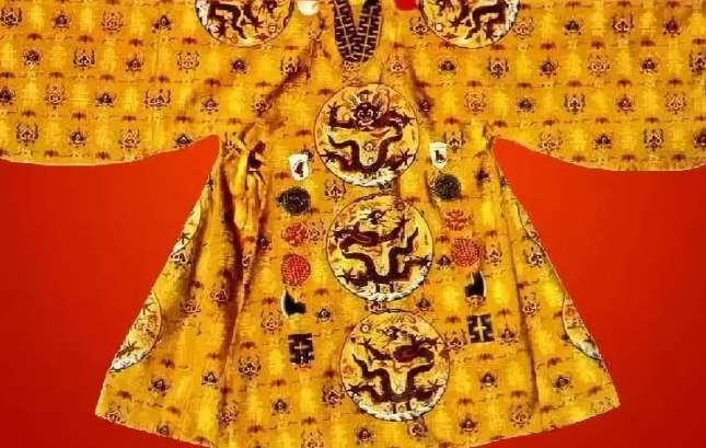 历代龙袍的款式变迁，秦始皇曾经走的黑色极简风