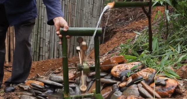 63岁中国大爷靠玩木头火到国外,61岁大爷惊呆外国人