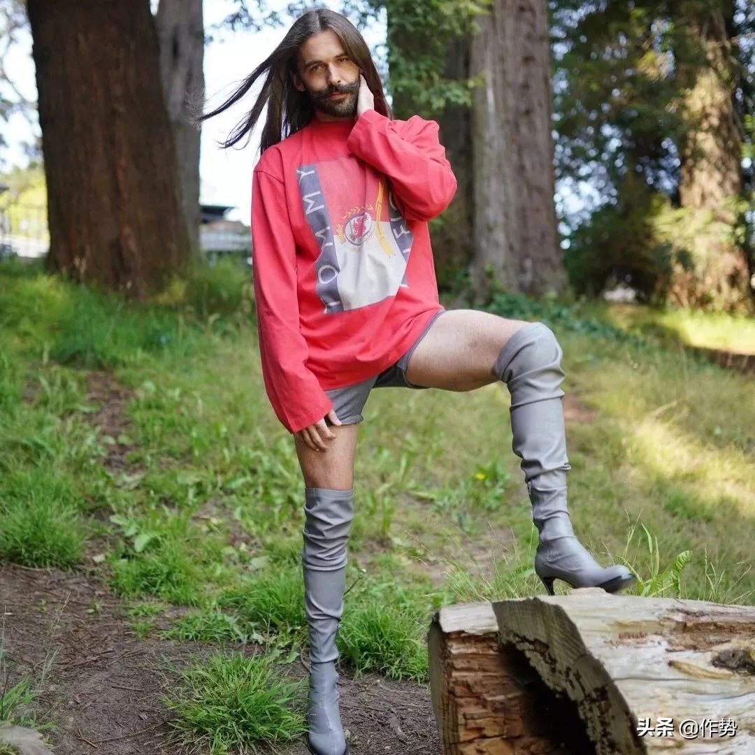 这位大胡子大哥，竟然偷了宋茜和杨幂的衣服去走红毯？！