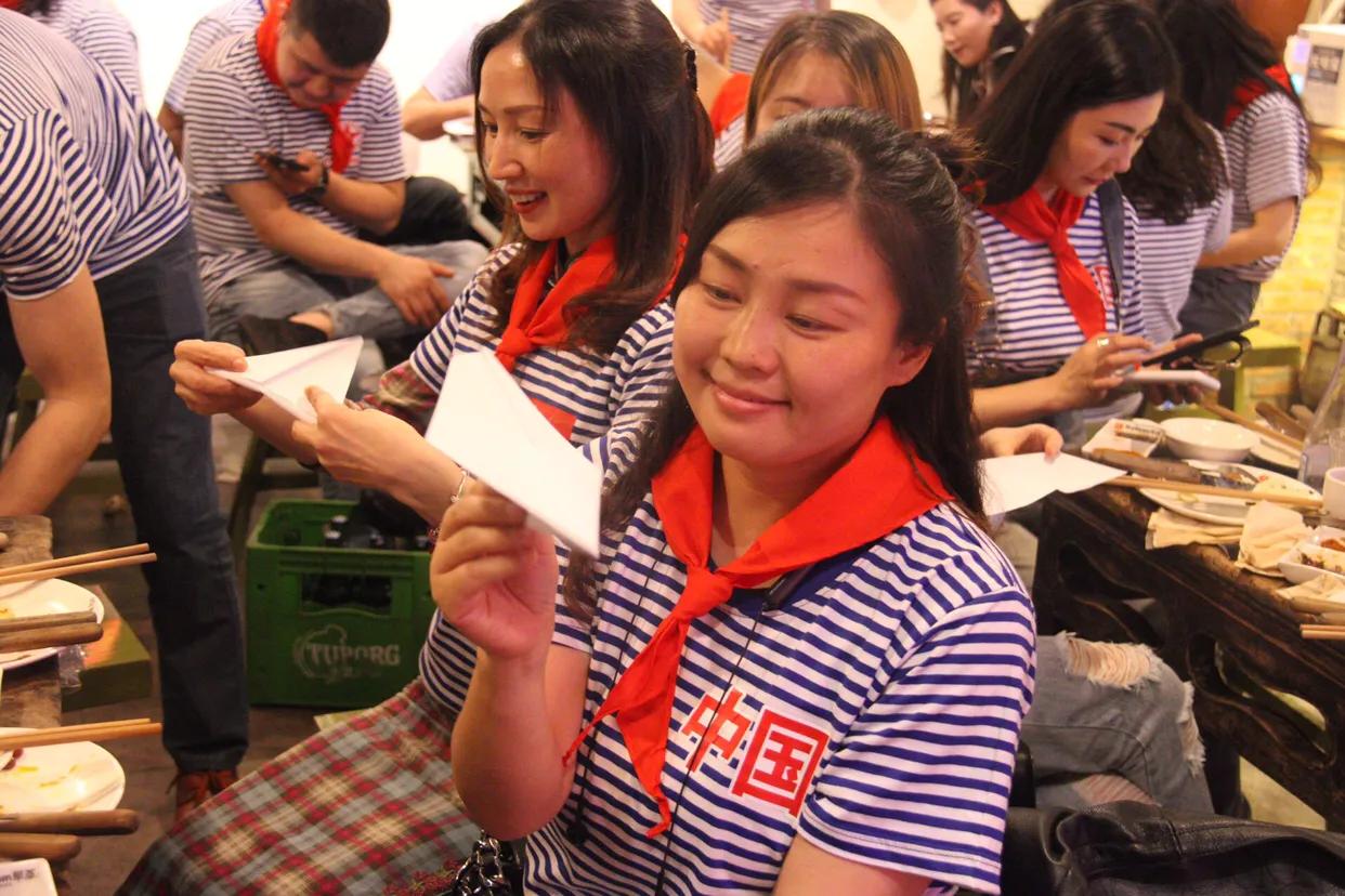 超龄儿童戴红领巾图片,戴红领巾的小朋友六一儿童节