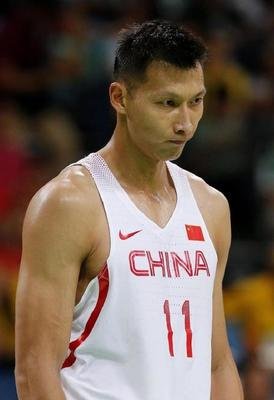 爱情如他们！她曾是足球宝贝，今成易建联背后默默付出的女人
