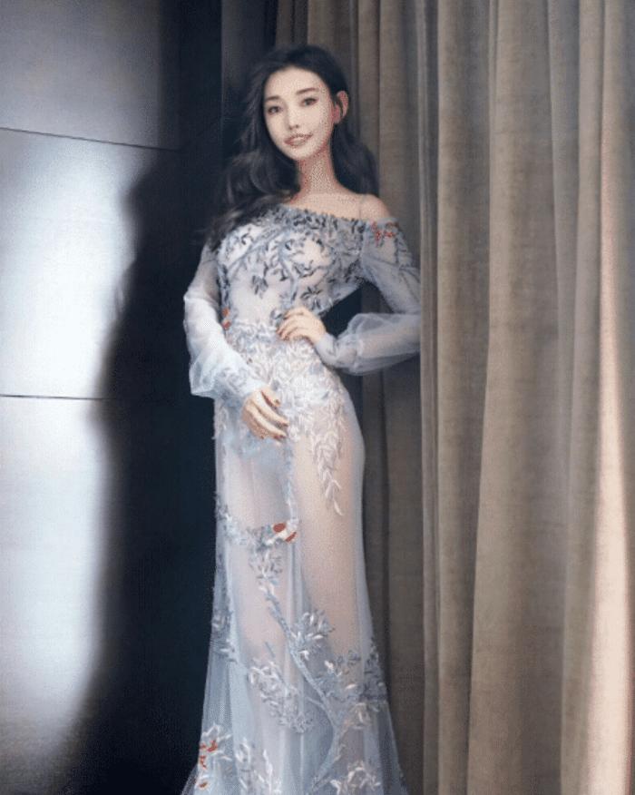 周润发女儿“人间毒药”，穿“人体彩绘裙”，没人能顶得住