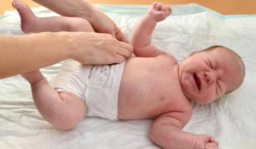 宝宝该换纸尿裤的时候宝宝的表现,宝宝出现哪些信号说明要翻身了