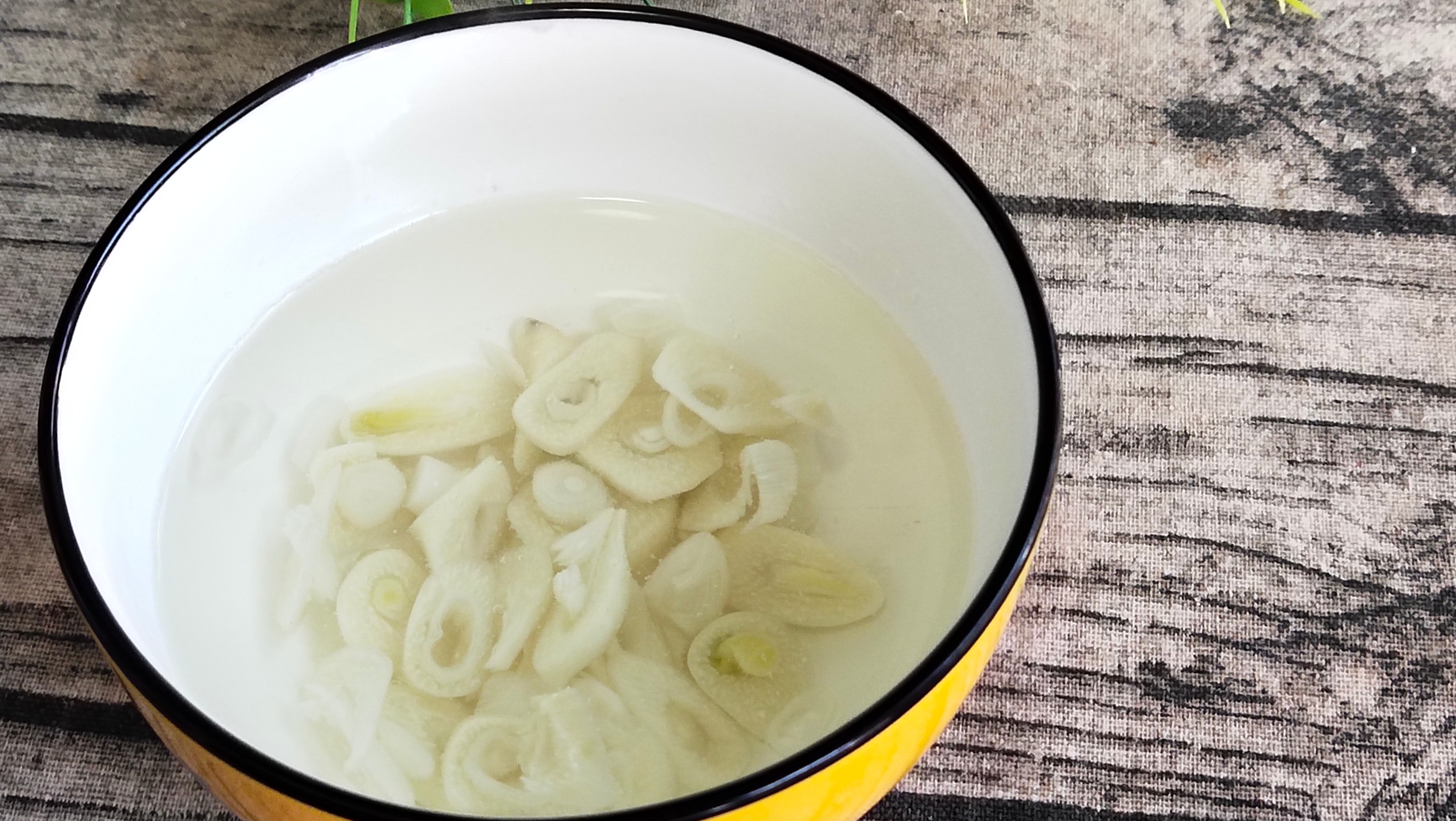 新鲜的大蒜蒸一蒸竟然如此好吃,大蒜加水上锅蒸的疗效