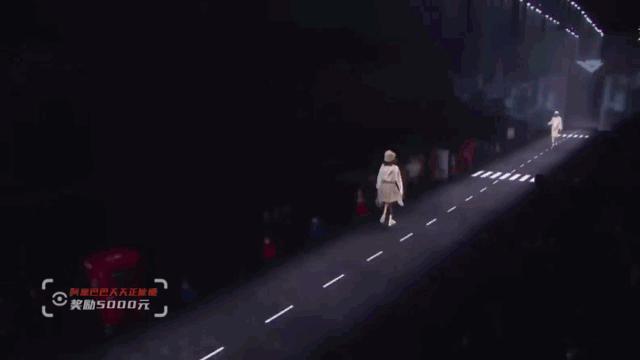 独腿小伙回应拄拐踢球,独腿男子拄拐踢球