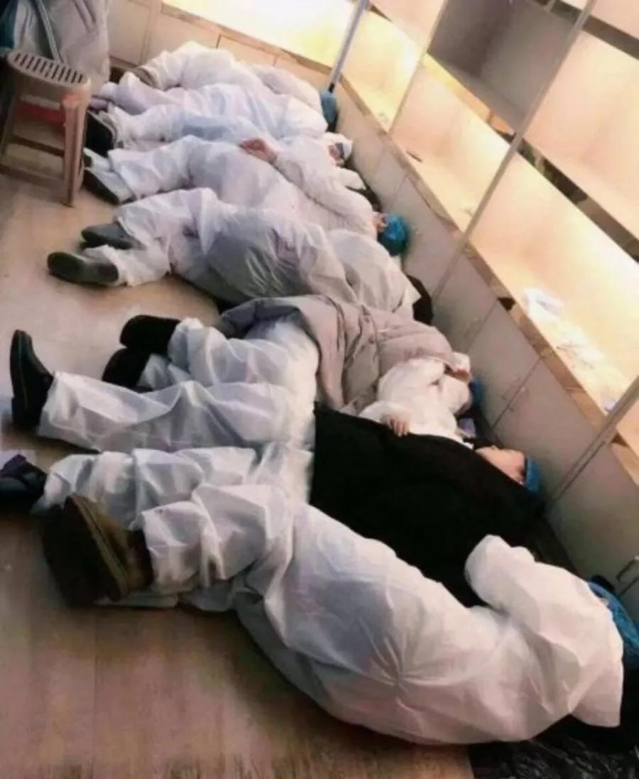 抗击肺炎医生们都累了,抗击肺炎医生累倒的图文
