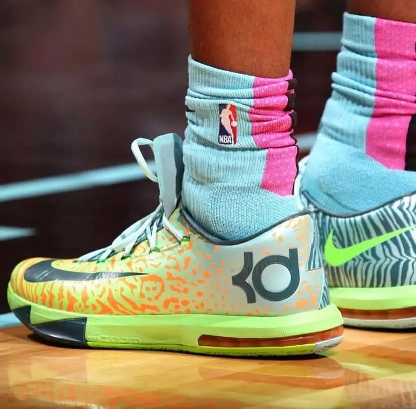 NBA球员上脚：OW联盟球鞋很帅，历年圣诞配色球鞋盘点