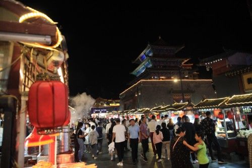 这座城以夜市美食闻名，传承千年彻夜灯火，通明人山人海