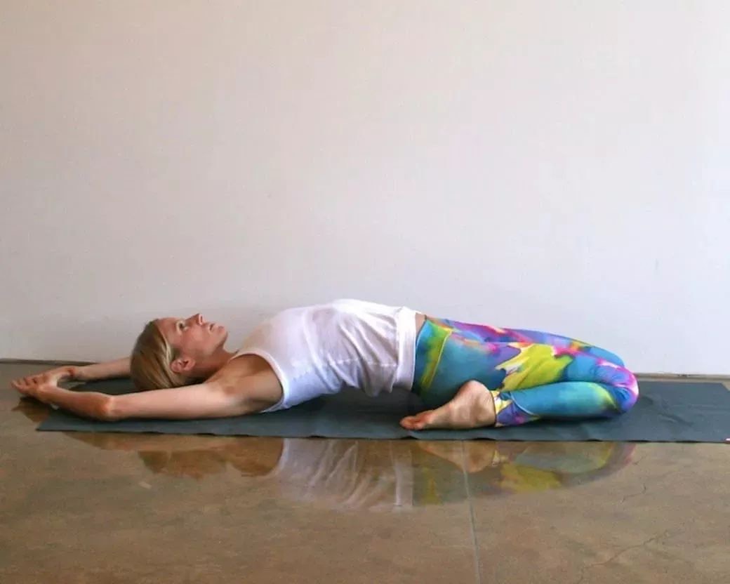 最全瑜伽拉伸体式拉出美人腿,瑜伽拉伸心肺经络的体式