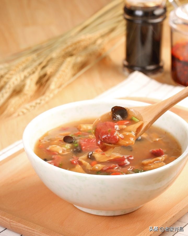 早餐店一块钱一碗的胡辣汤,排队的肉丸胡辣汤