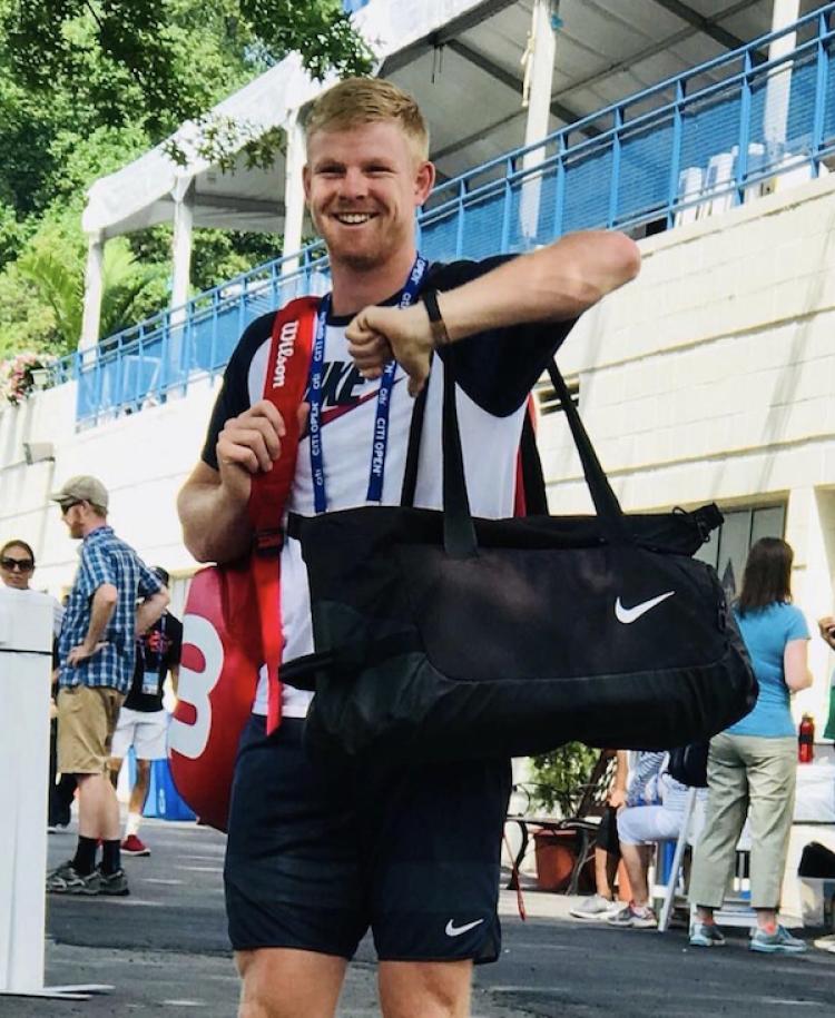 男1号为你解密：球员入场时为何背2个包？包里有哪25样东西？