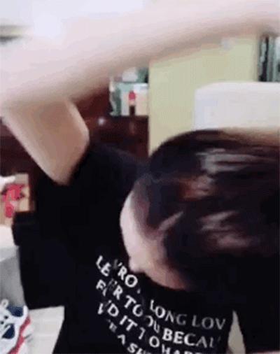 戚薇许嵩最新视频,戚薇现身许嵩演唱会全程抢热搜