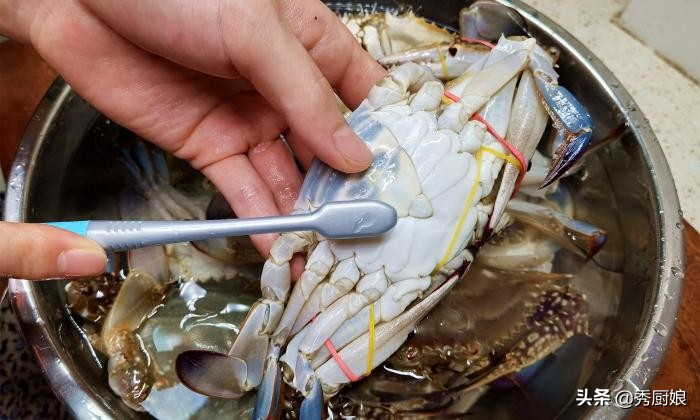 蒸螃蟹的正确蒸方法,蒸螃蟹不乱跑的技巧