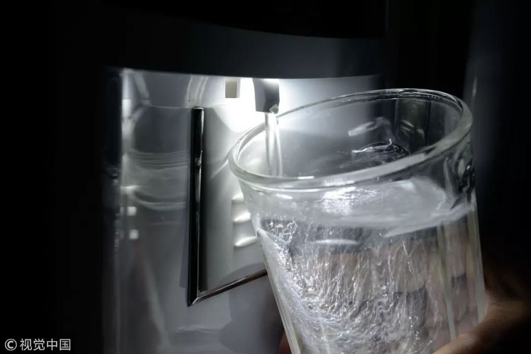 饮水机桶脏了怎么清洗才能干净,饮水机放出来的水脏了该怎么办