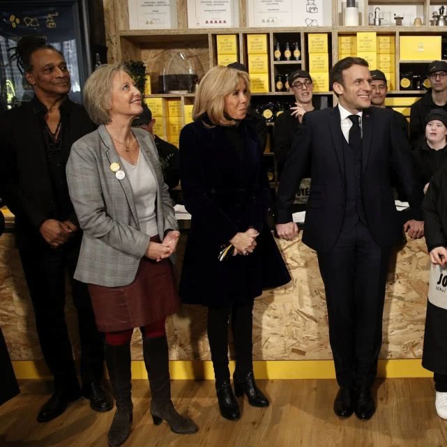 布丽吉特穿蓝色套装裙,67岁布丽吉特穿西装