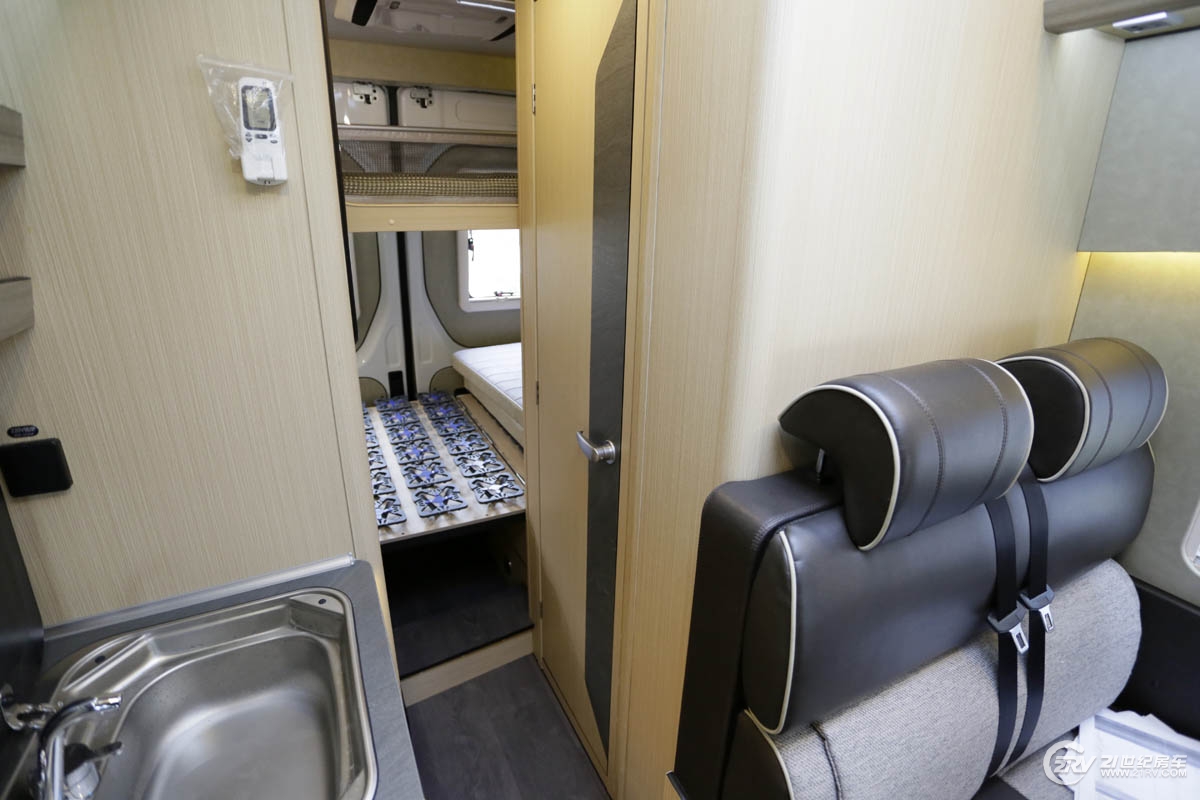 25万大通v90七座,大通v90自动挡5.95米长轴高顶房车