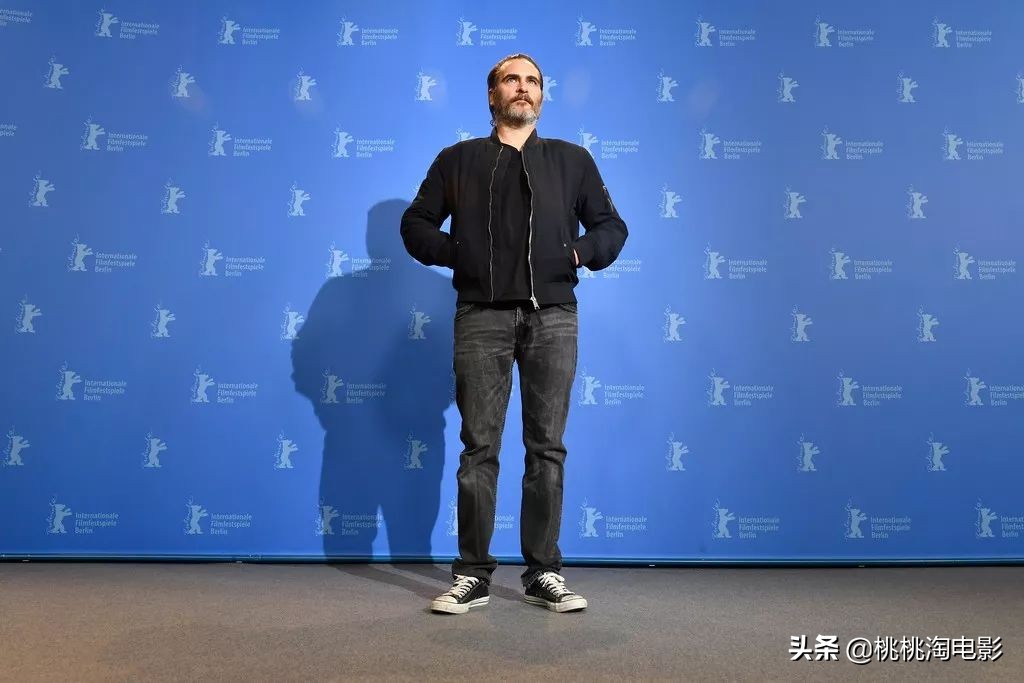 华金菲尼克斯名利场采访,华金菲尼克斯小丑西装