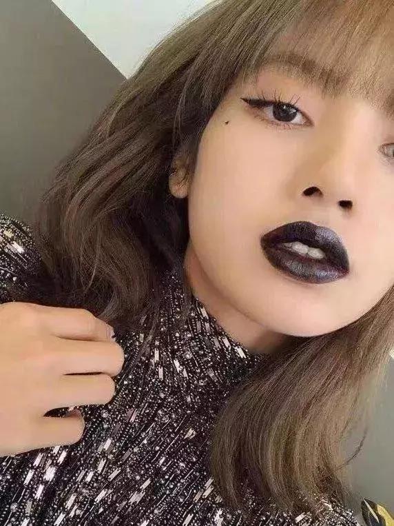 人间芭比lisa安利这个甜酷的女孩,人间芭比lisa穿高跟鞋