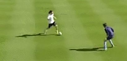 梅西观看自己过人,梅西过人的搞笑视频