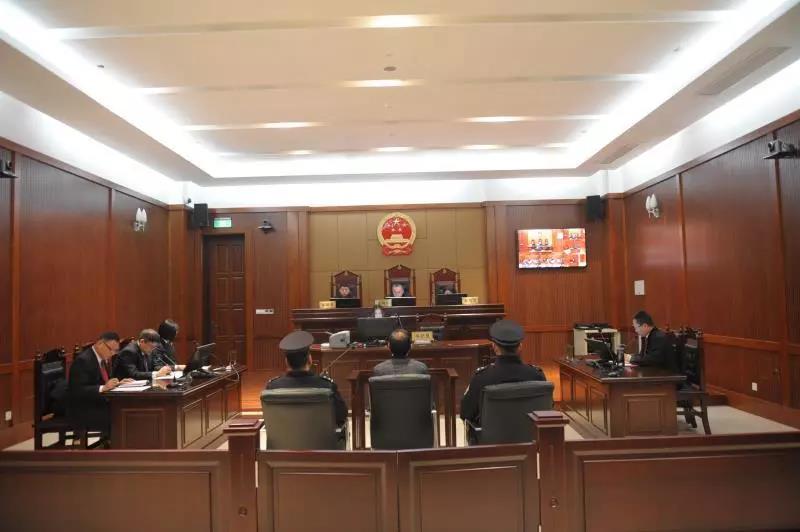 妻子贪污受贿被发现,妻子收了渣男贿赂