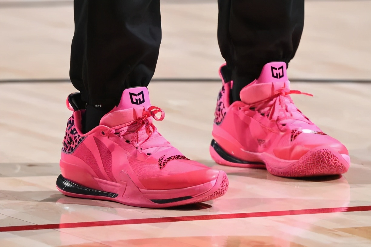 nba球员上脚球鞋闪击8,nba球星上脚闪击6圣诞节