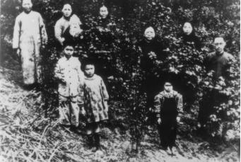 红岩女主饶国模：为爱私奔，丈夫入国民*党**并再婚，她把家献*产党共**