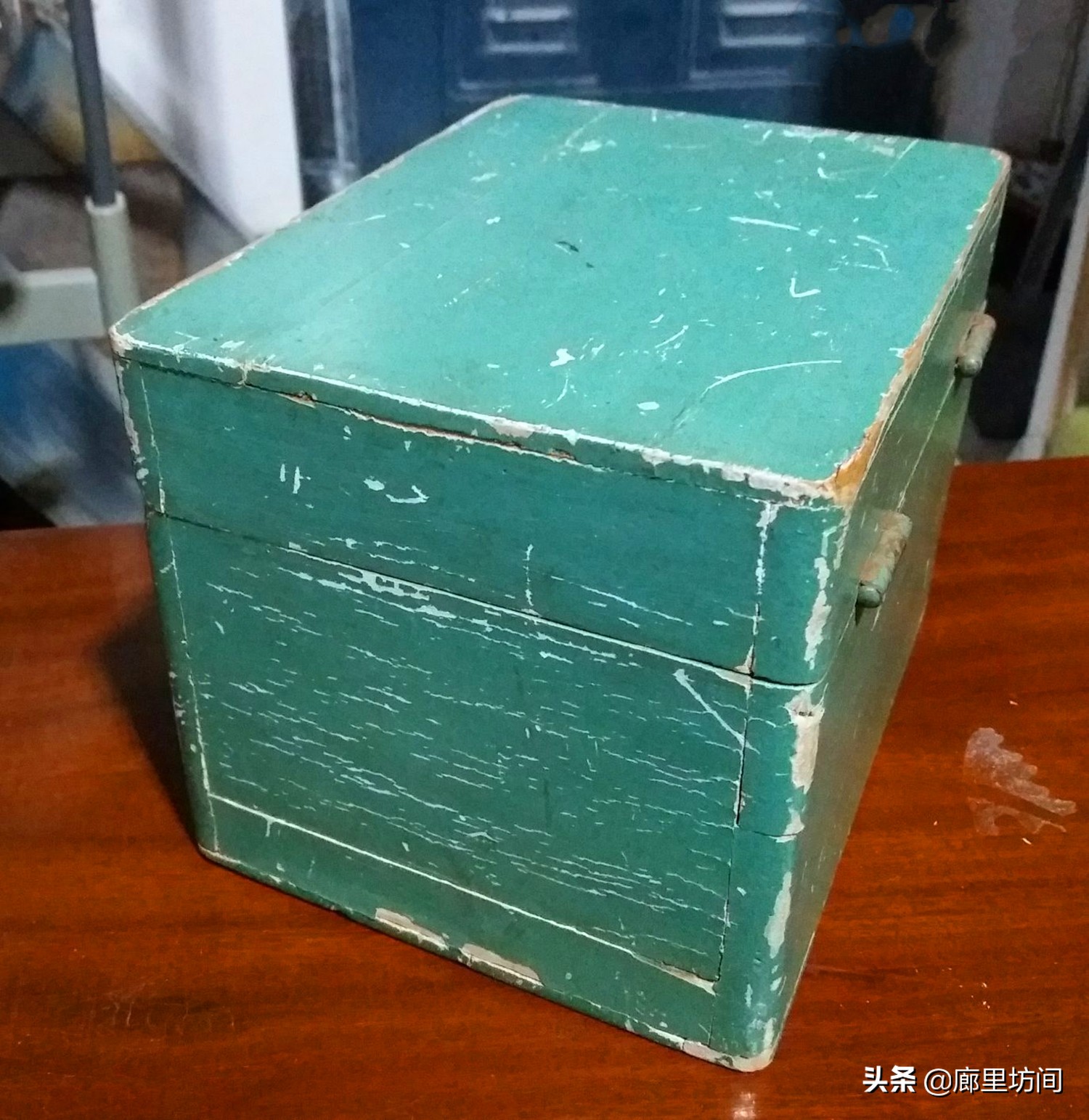 80年代老物件在墙上挂着的收音机,60年代收音机老物件