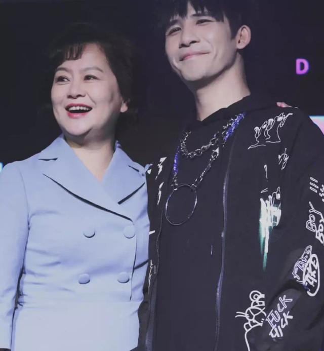 54岁鞠萍近期视频,鞠萍二婚的照片