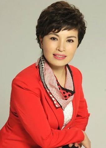 45岁央视主持人与丈夫恩爱20年,她是央视主持人低调嫁普通丈夫