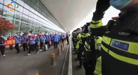 最高的礼遇最深的敬意,最高礼遇迎接英雄凯旋路人鸣笛