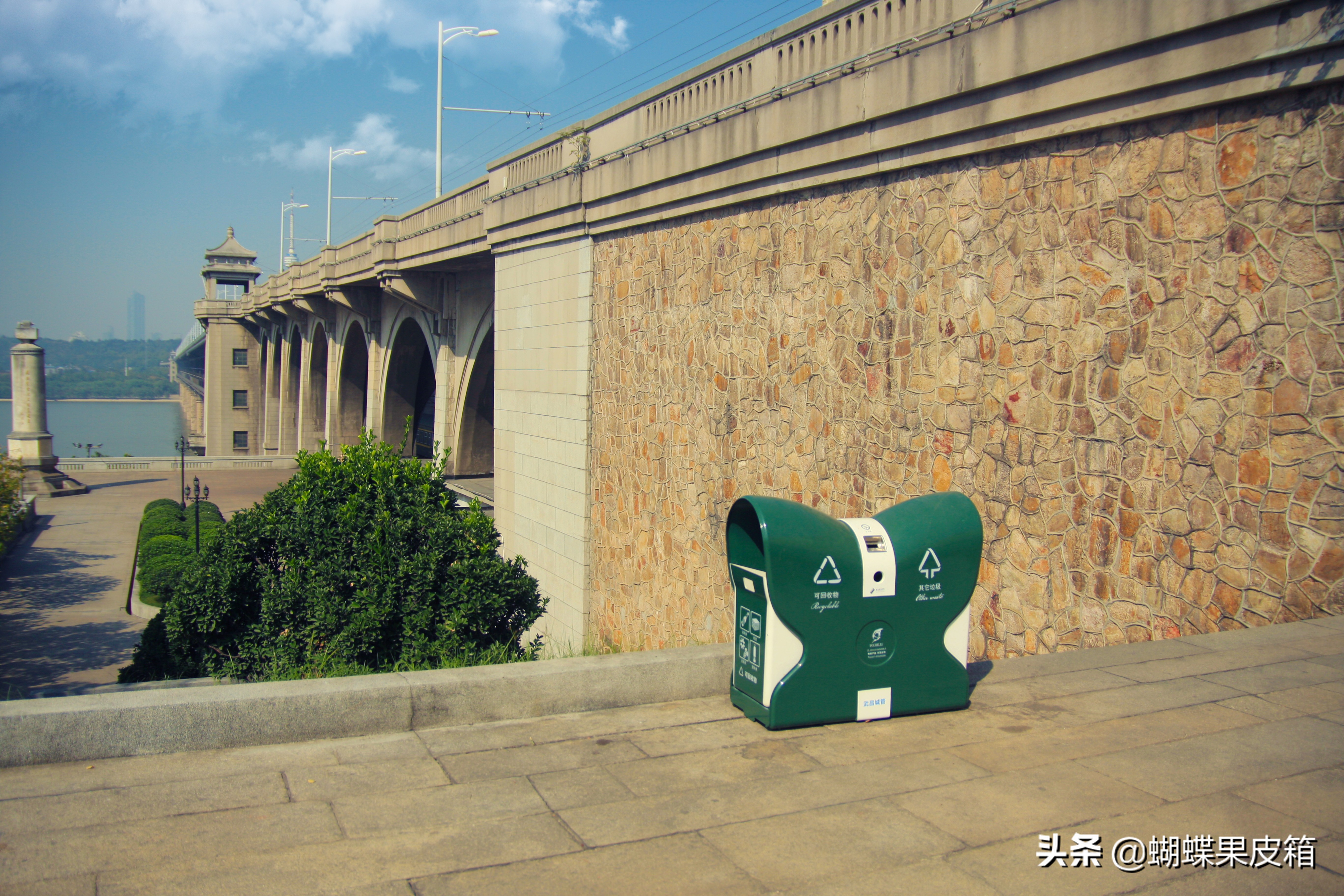 马路旁果皮箱,果皮箱街路摆放标准