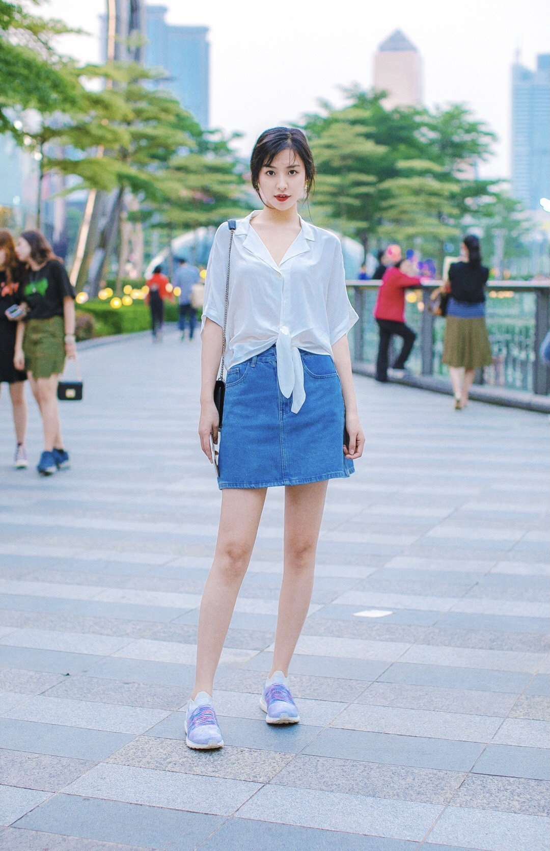 今年流行这样穿白衬衫牛仔裙,牛仔衬衫裙该搭配什么鞋子好看