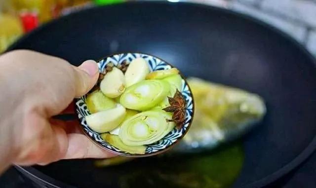 红烧白鲳鱼的家常做法简单又好吃,鲳鱼的做法大全家常红烧酸菜鱼