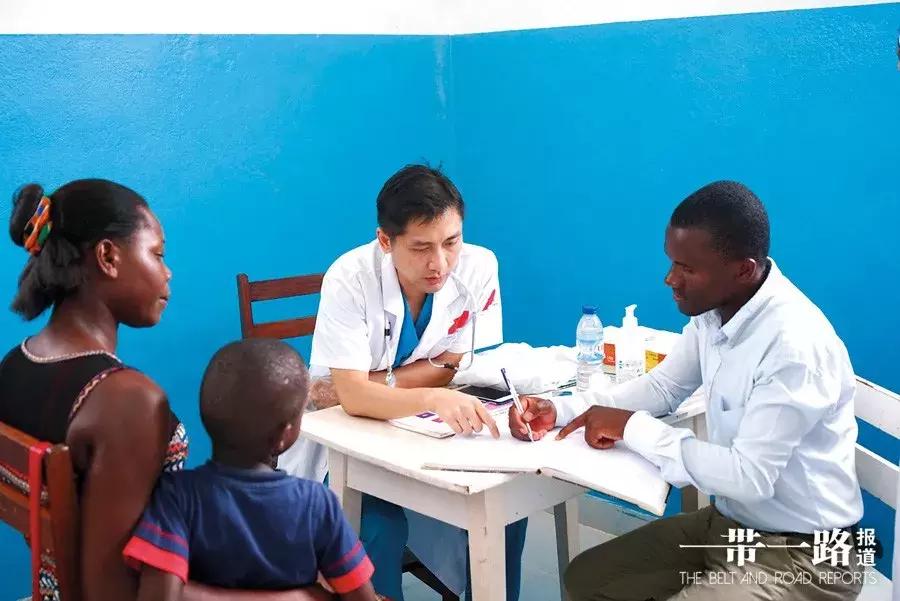 医者仁心，情洒非洲，一曲《成都》让他红了眼眶——记全国援外医疗工作先进个人李昂（中英文）