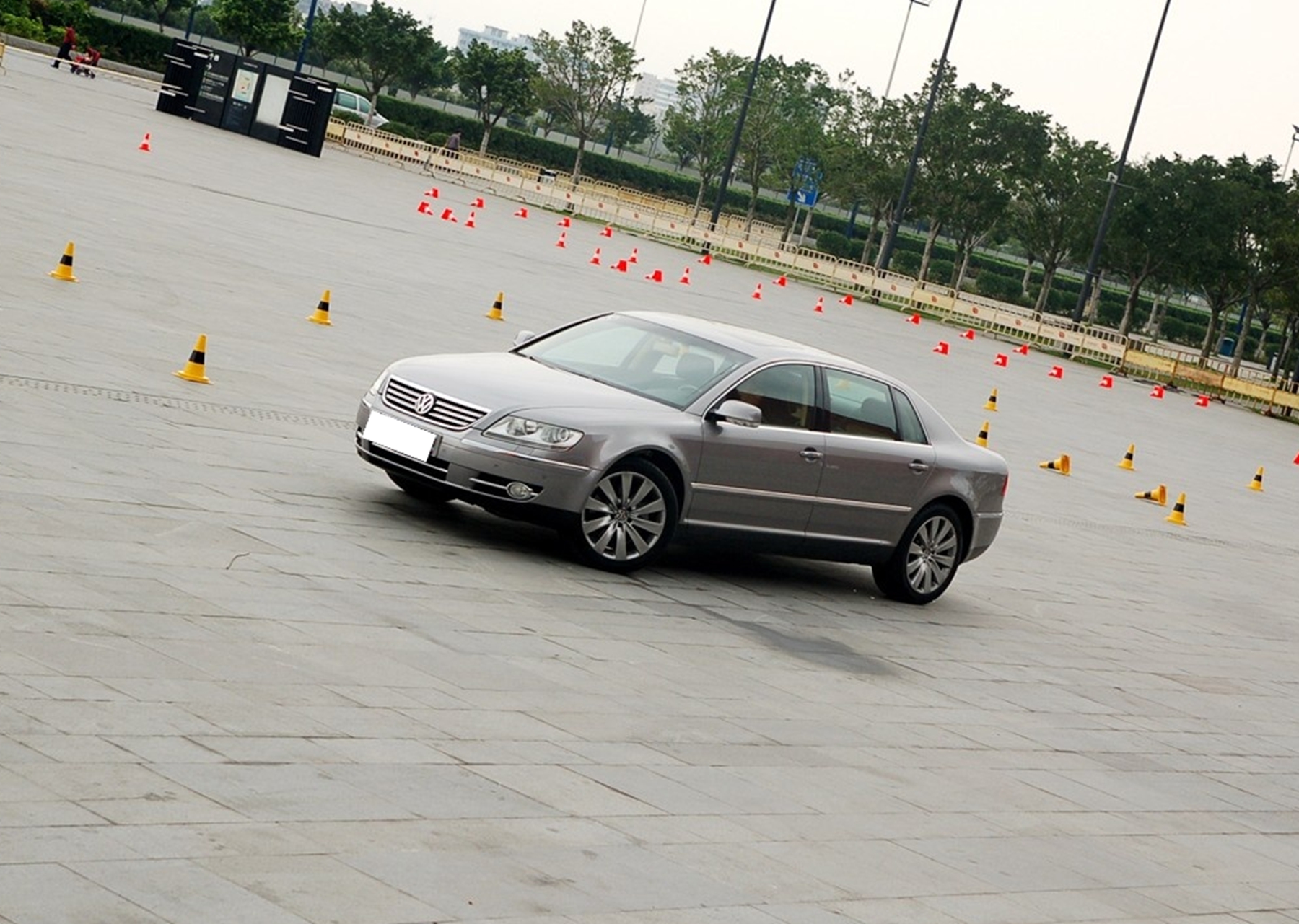 广东一辆破大众火了，挂“55555”车牌被吐槽，车主：我这车170万