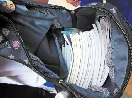 家长帮孩子提书包被骂,家长帮孩子背书包的建议