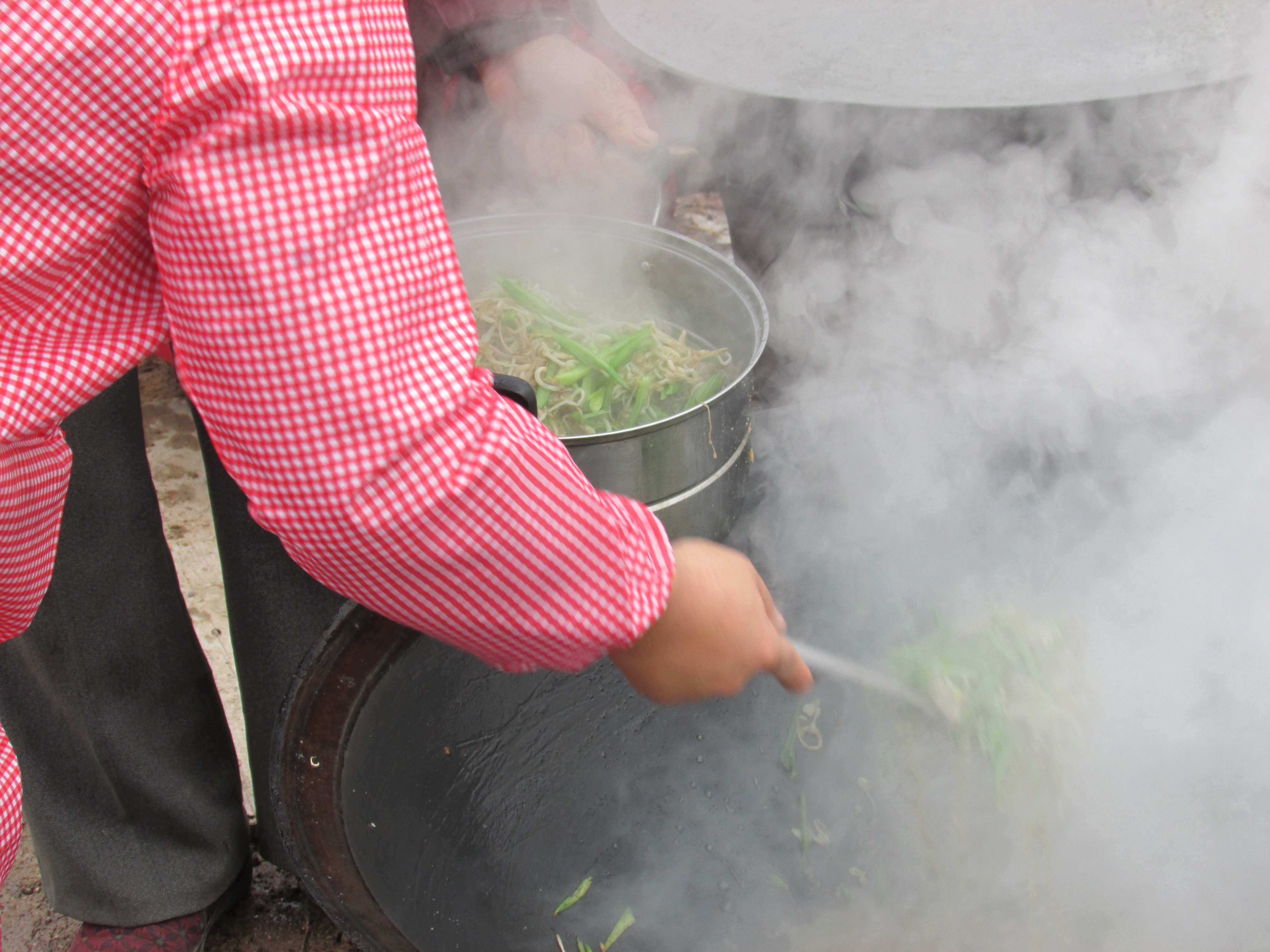 东北杀年猪来吃猪肉,老东北杀年猪