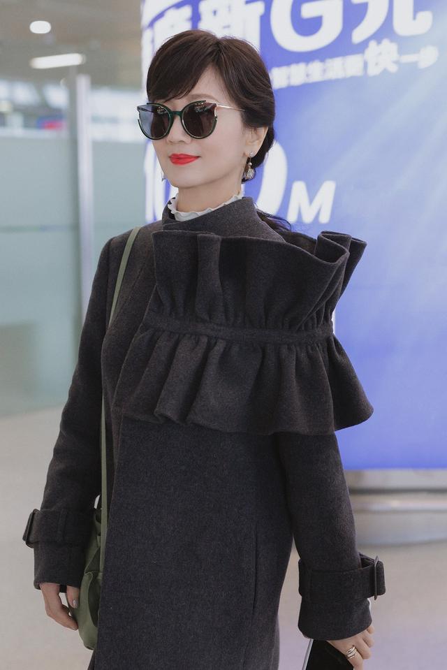 赵雅芝好会玩，穿呢大衣还要粘个大蝴蝶结，不显丑反而挺有时髦感