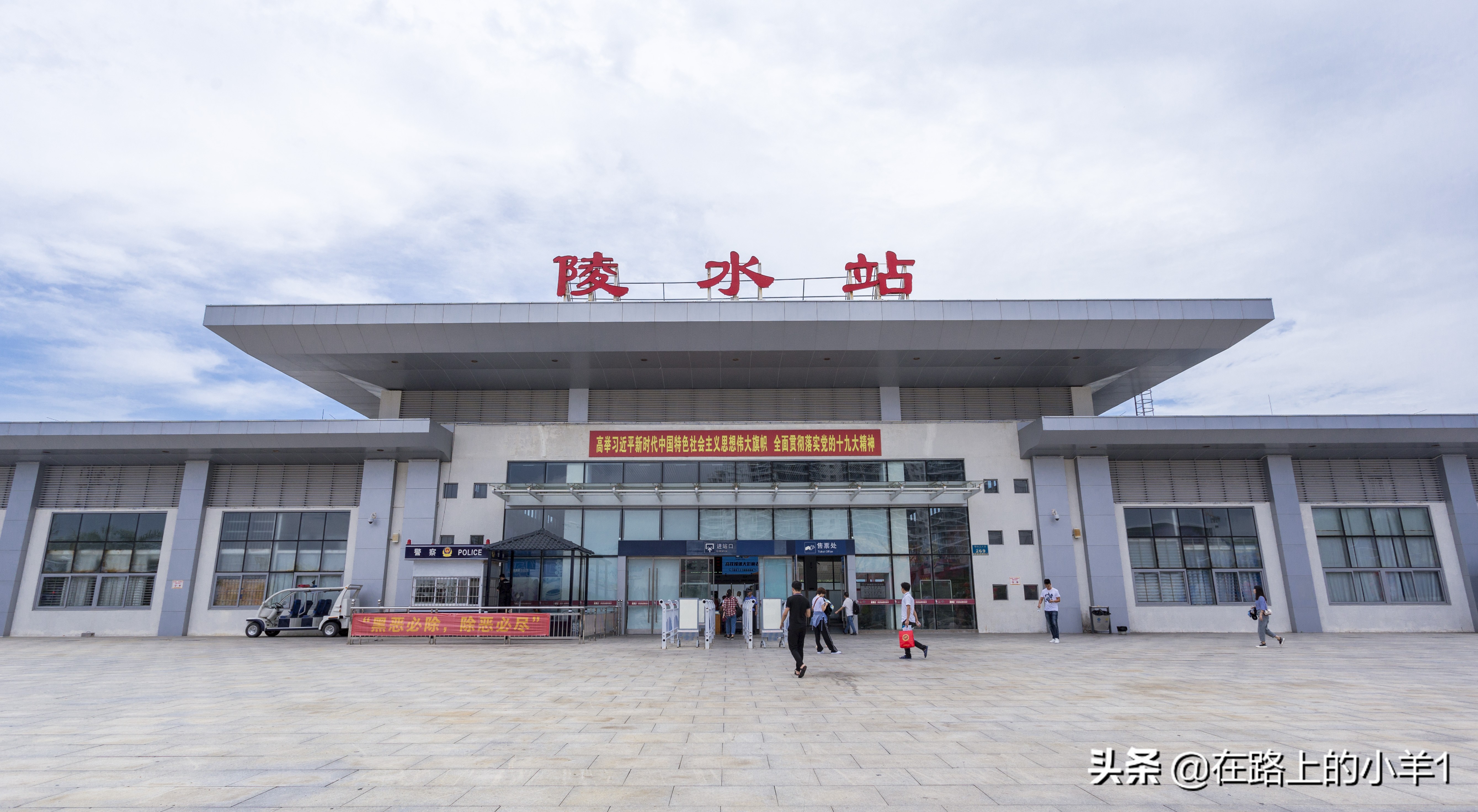 此地距离三亚仅23分钟车程，游客稀少环境清幽，真正的度假胜地