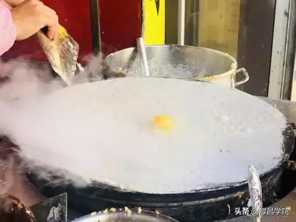电动石磨大煎饼现做现卖月入过万 (一个普通的煎饼摊一天利润多少)