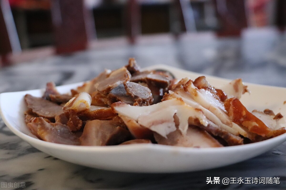 穿恨天高坐地铁的社死现场，两位男士都不忍看这次“崴脚表演”