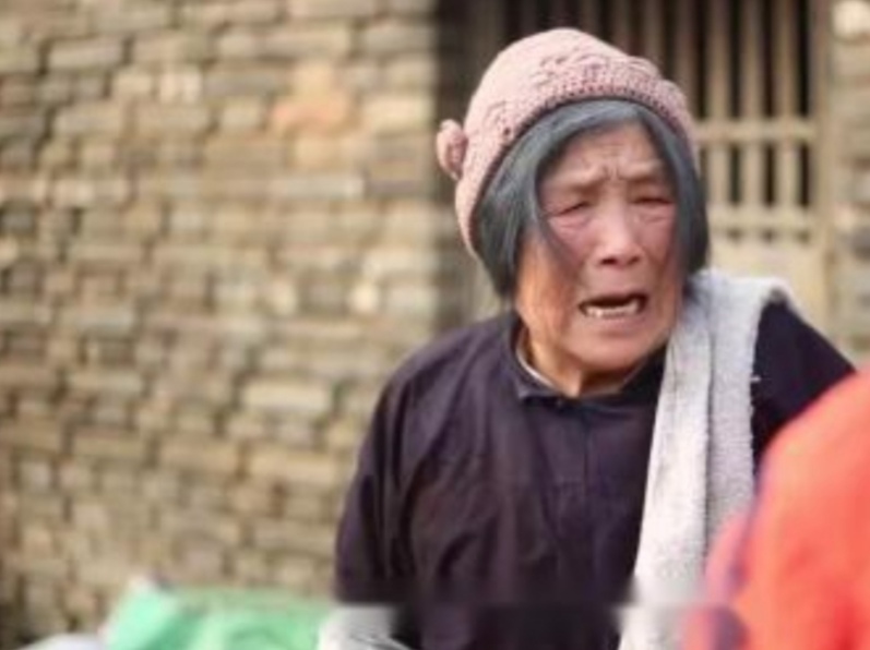 煮豆燃豆萁，相煎何太急。亲兄弟势同水火，团圆年，砸缸点房