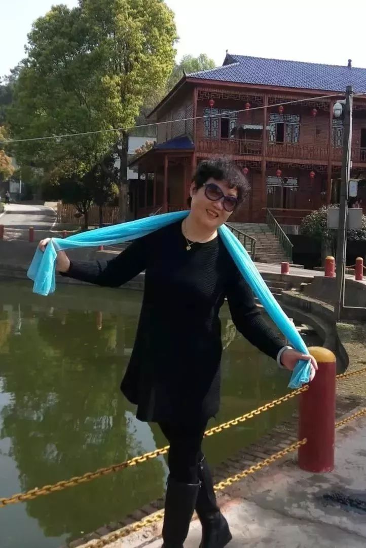 中国大妈拍照十大姿势抖音,中国大妈丝巾拍照姿势