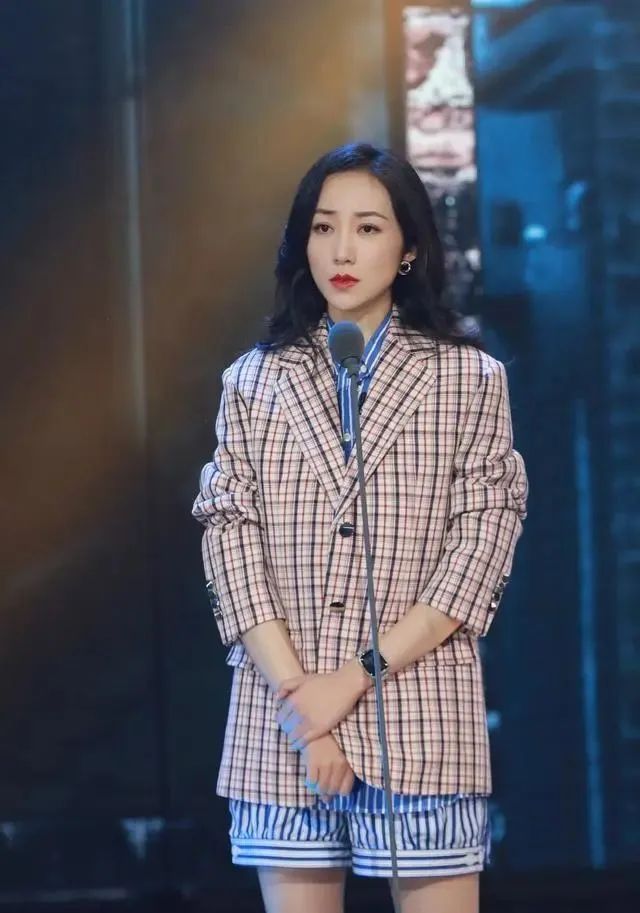 韩雪1米2长腿,韩雪夏天穿破洞超短裤