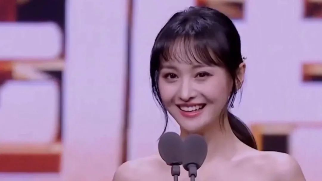 她因拒绝潜规则无奈退出娱乐圈,拒绝潜规则后被雪藏