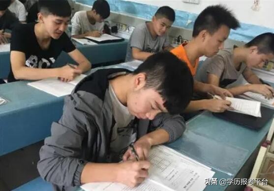 大专自考和成考有什么区别,成考和自考的区别在哪里啊