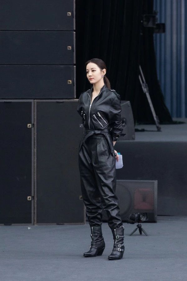 ​张钧甯挑战皮衣诱惑赶时髦！连衣裙套装+红唇实力扮酷，抢风头