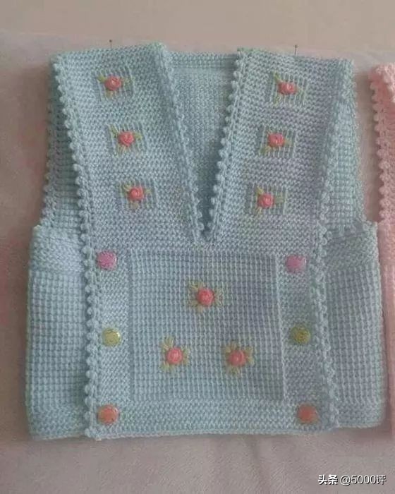 依可爱女孩马甲裙棒针编织教程,女式棒针开襟马甲新款编织法